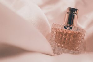 Read more about the article Zostaw za sobą ogon, czyli w jaki sposób prawidłowo aplikować perfumy