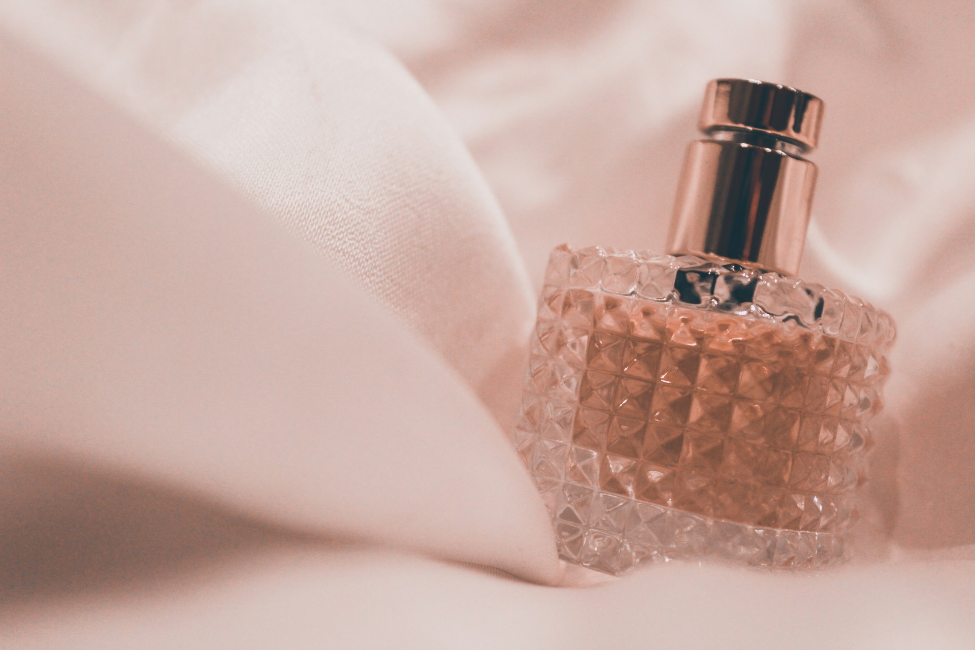 You are currently viewing Zostaw za sobą ogon, czyli w jaki sposób prawidłowo aplikować perfumy